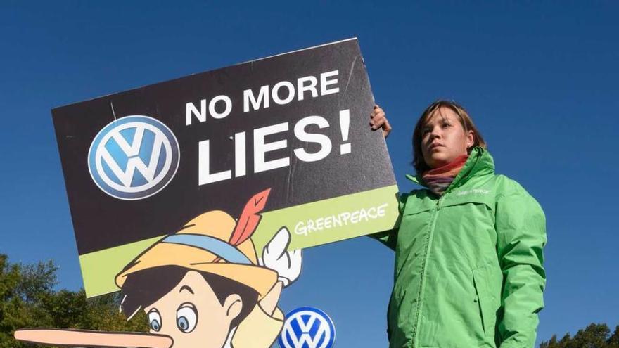 Protesta de Greenpeace ante la fábrica de Volkswagen en Wolfsburgo.