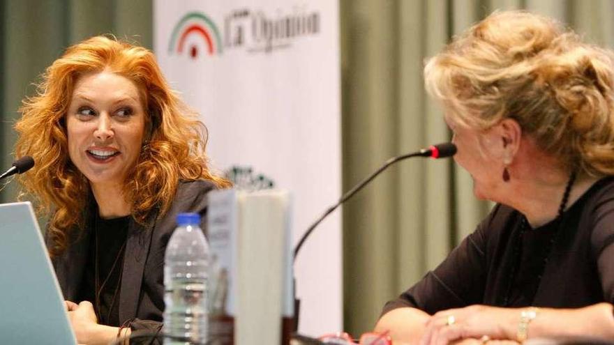 Teresa Viejo junto a Carmen Ferreras en la mesa presidencial.