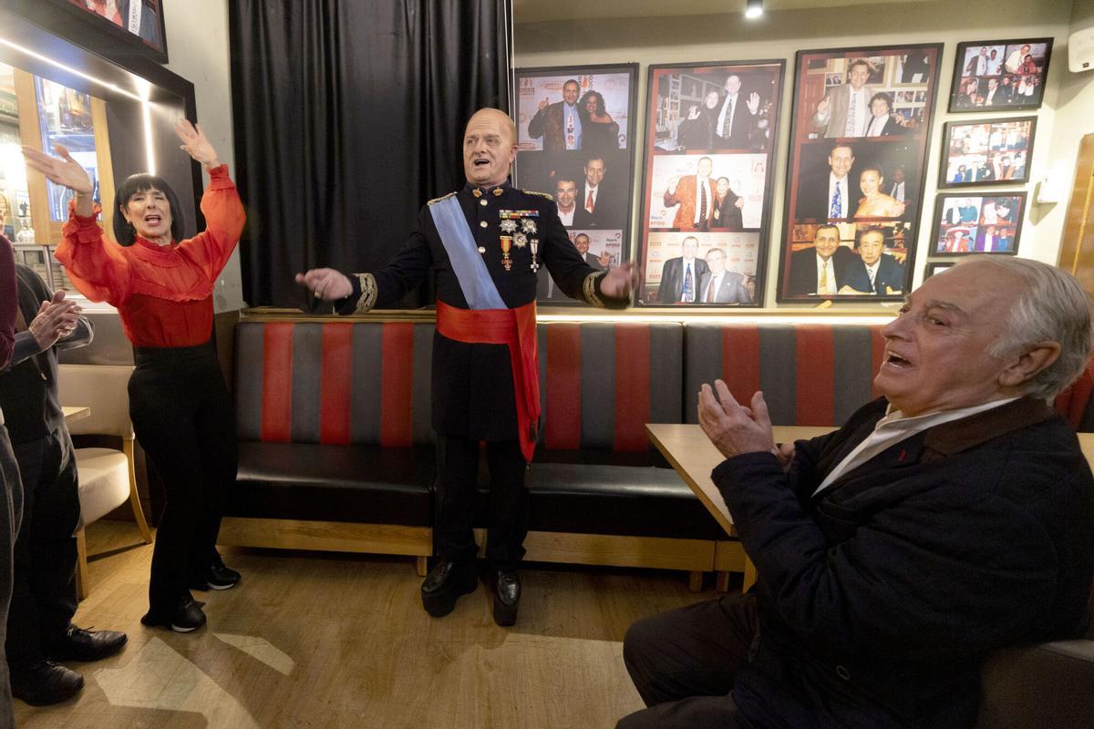 Lita Claver "La Maña", Toni Albá y Paco Pàmies son algunas de las personalidades que se han reunido este miércoles para homenajear a Jaime Albó, el denominado como Rey del Paralelo, propietario de la Sala Apolo y el restaurante El Rincón del Artista.