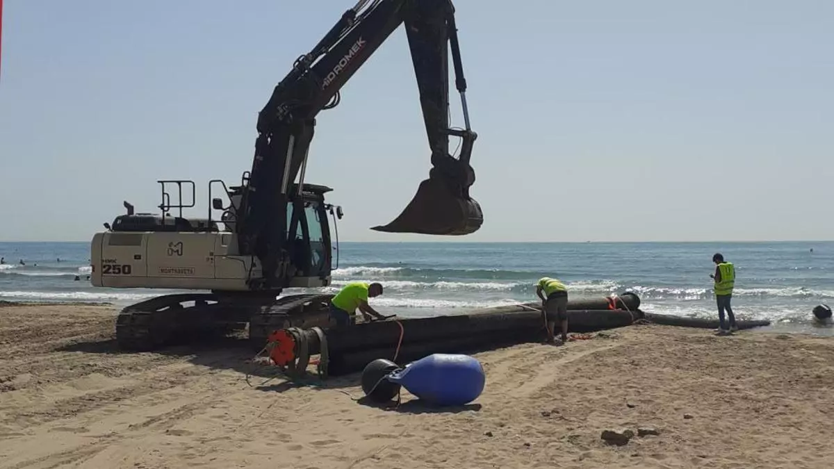 Comienza la regeneración de la playa del Far de Vilanova i la Geltrú con arena de draga