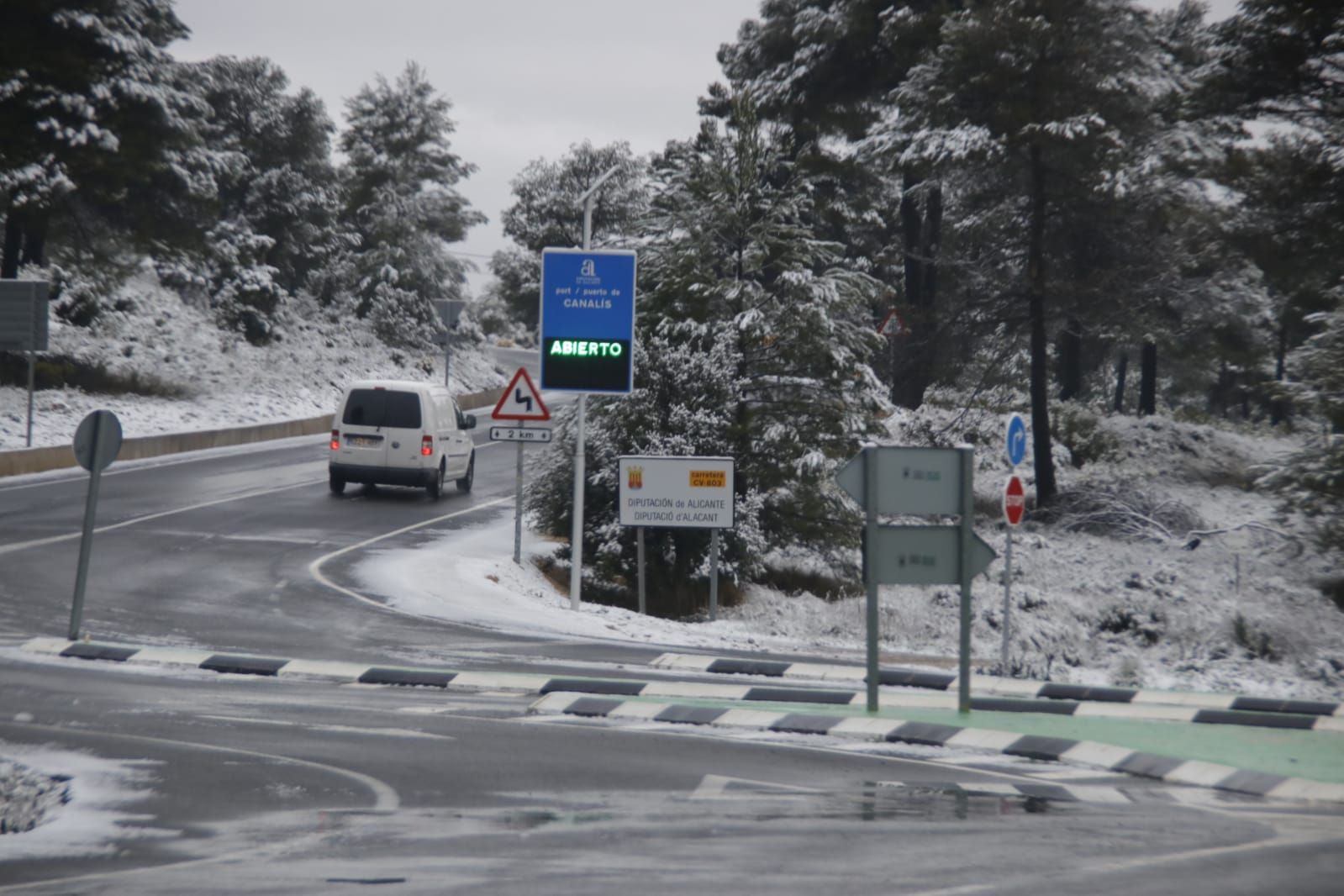 Alcoy amanece cubierta por la nieve