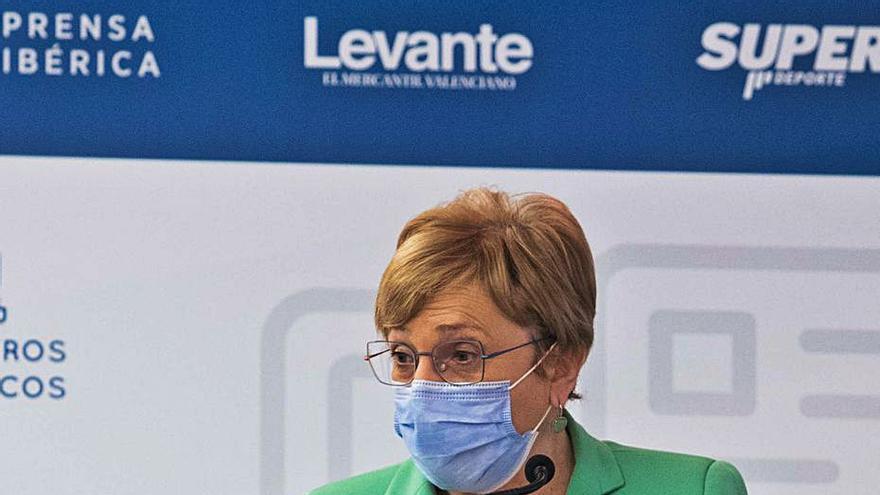 La consellera de Sanidad, Ana Barceló, interviene en el acto. | F. BUSTAMANTE