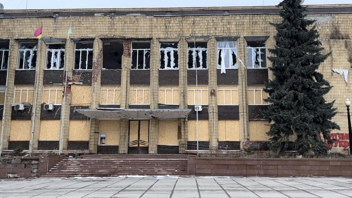 Un edificio de Kupiansk con las ventanas reducidas a añicos como consecuencia de los bombardeos.