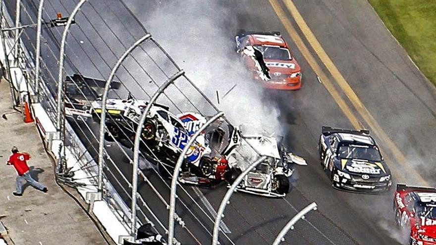 Kyle Larson (32) sufre un accidente en una carrera real de la NASCAR