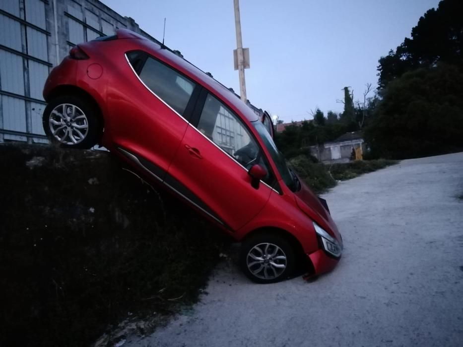 Cae dos veces con su coche esta mañana en el muelle de Massó de Cangas