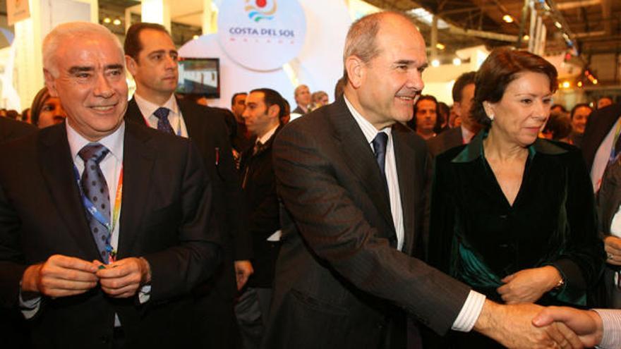 Visita. Luciano Alonso, Manuel Chaves y Magdalena Álvarez, durante su recorrido por la feria de turismo. x