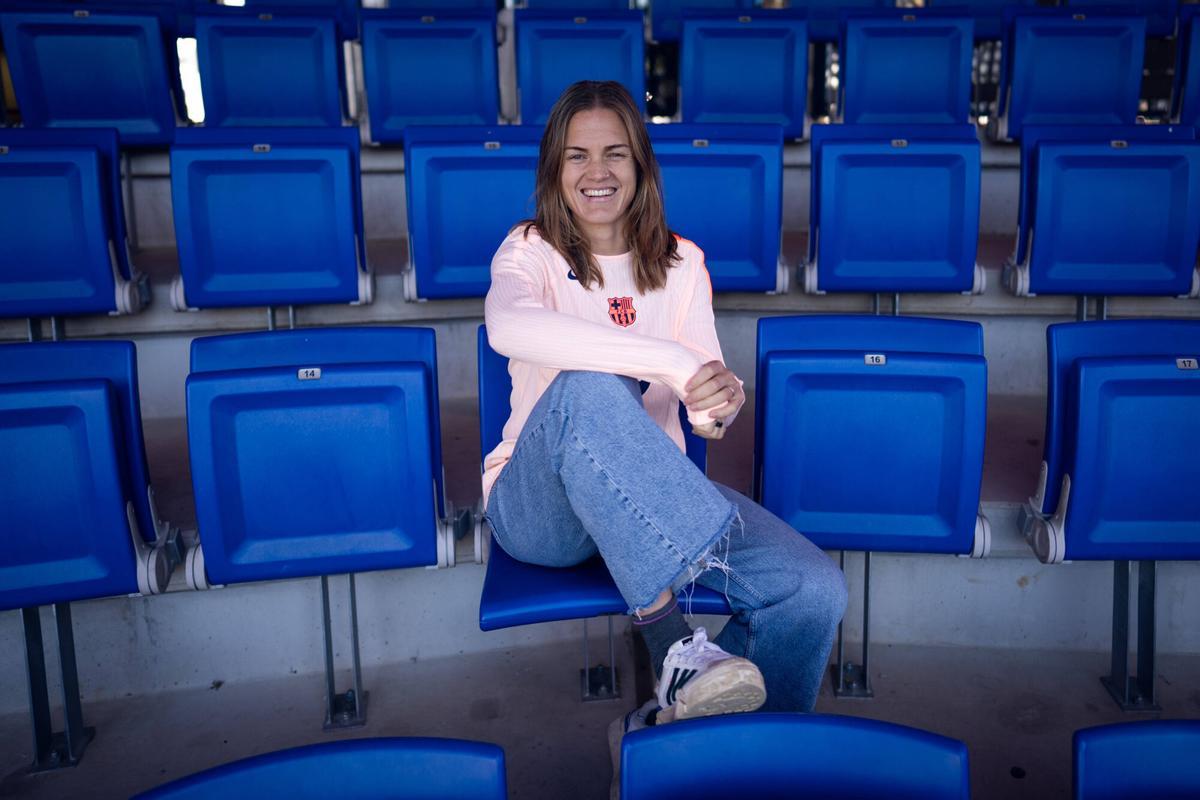 Barcelona, 18/11/2025. DEPORTES. Retratos de Irene Paredes, futbolista del FC Barcelona, durante una sesión fotográfica en las gradas del estadio Johan Cruyff, con motivo de una entrevista. Foto: Zowy Voeten / El Periódico.