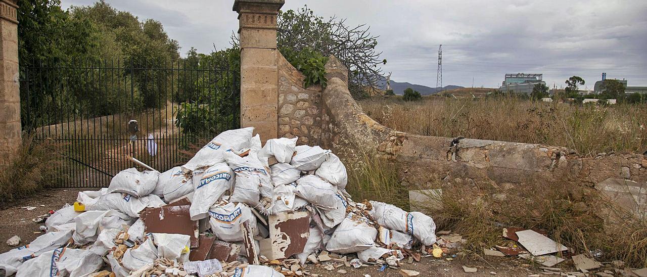Sacas de escombros abandonadas ante la possessió de Son Reus Vell, retiradas por el Ayuntamiento.