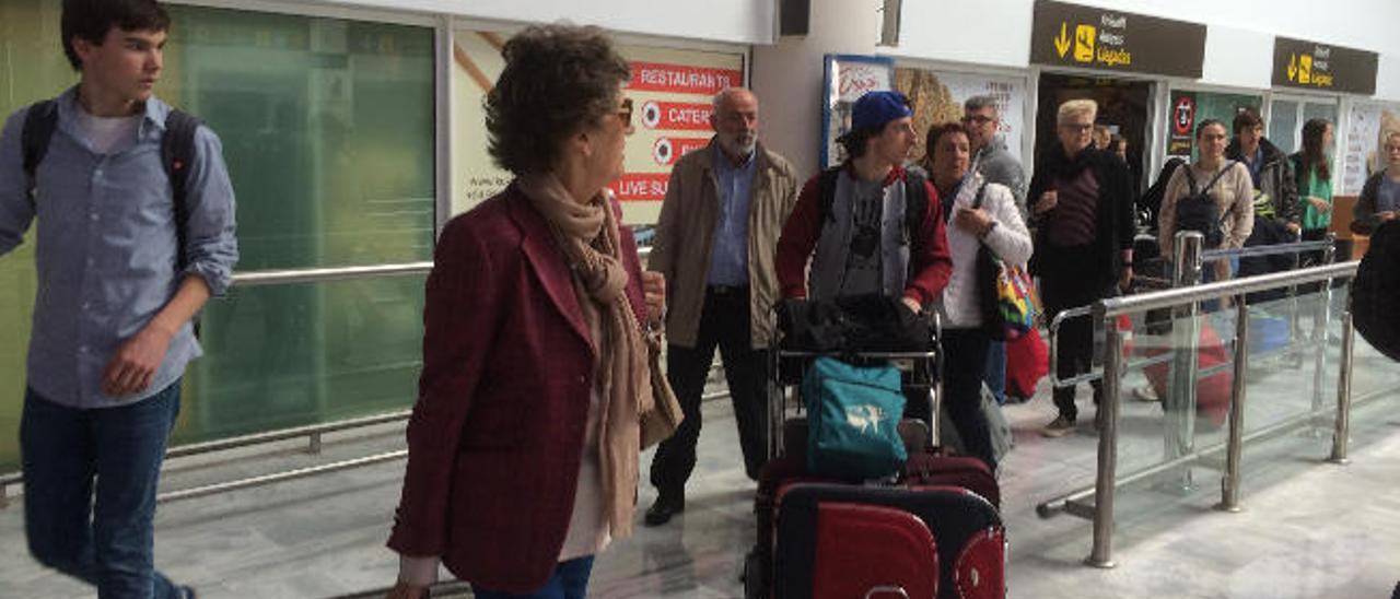 Turistas, ayer, a su llegada al aeropuerto de Lanzarote, entre ellos ciudadanos procedentes de Lieja, en Bélgica.