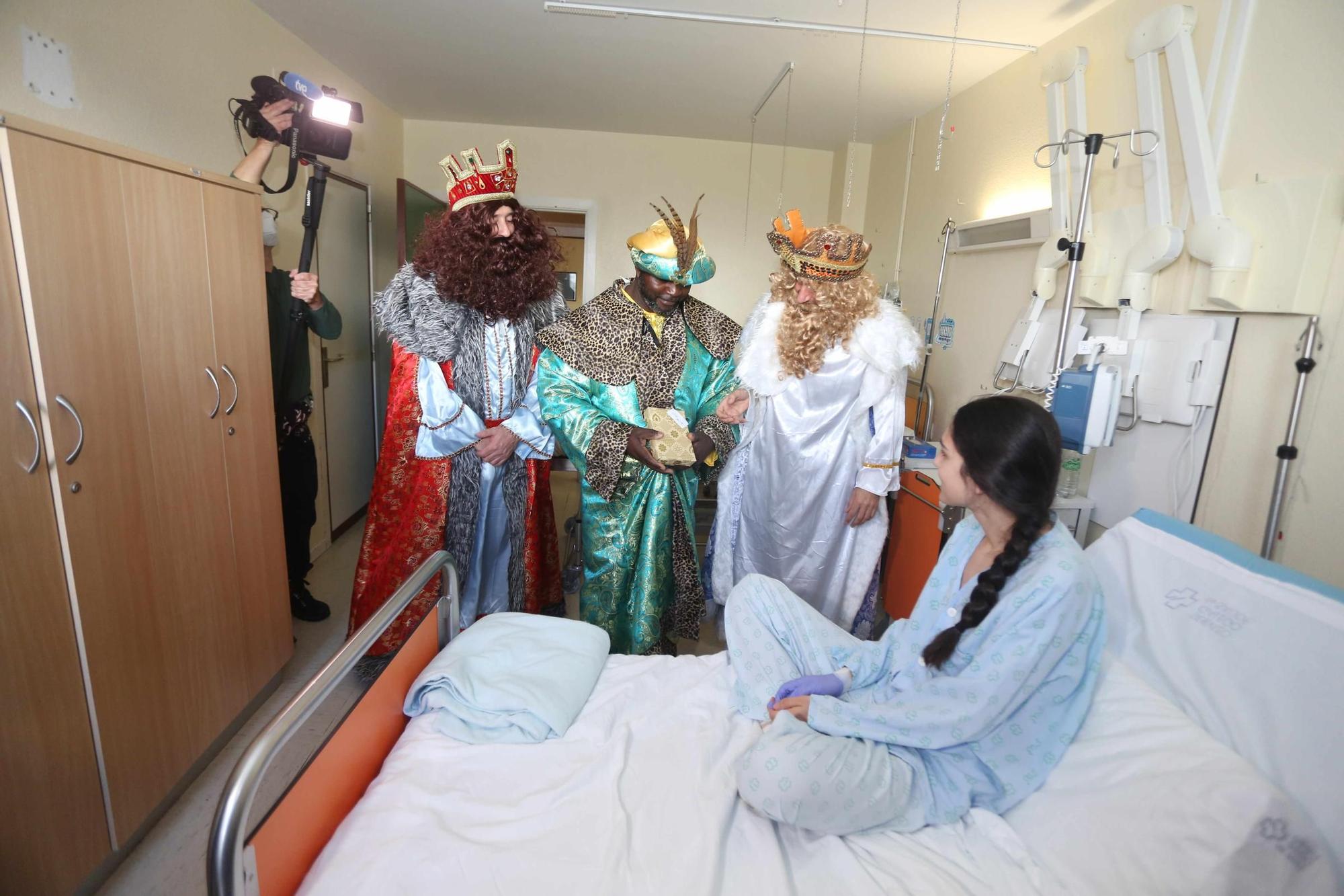 Los Reyes Magos visitan el Materno de A Coruña