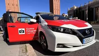 TMB estrena un coche que sancionará a vehículos parados en carriles bus de Barcelona