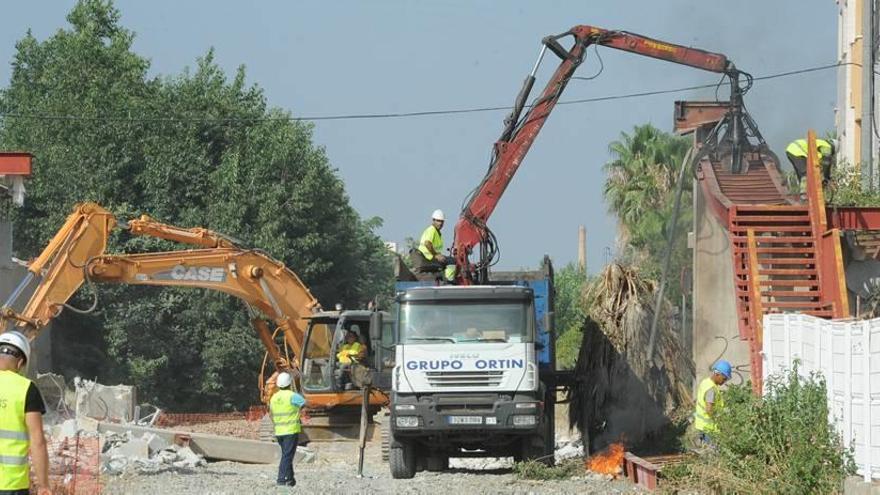 Desmontan la pasarela sobre el antiguo ferrocarril para dar paso a la Vía Verde