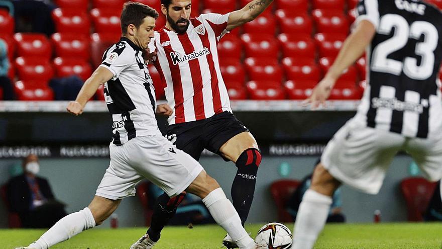 Radoja disputa el balón con Raúl García durante el partido del jueves en San Mamés. | EFE/LUIS TEJIDO