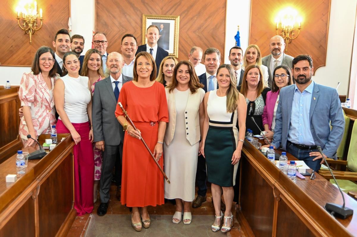 La corporación municipal de Oliva durante la investidura de Yolanda Pastor.