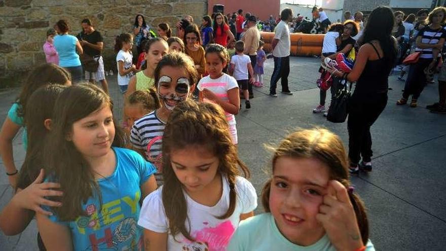 Los niños disfrutaron ayer de los juegos en las fiestas de San Miguel de Trabanca. // Iñaki Abella