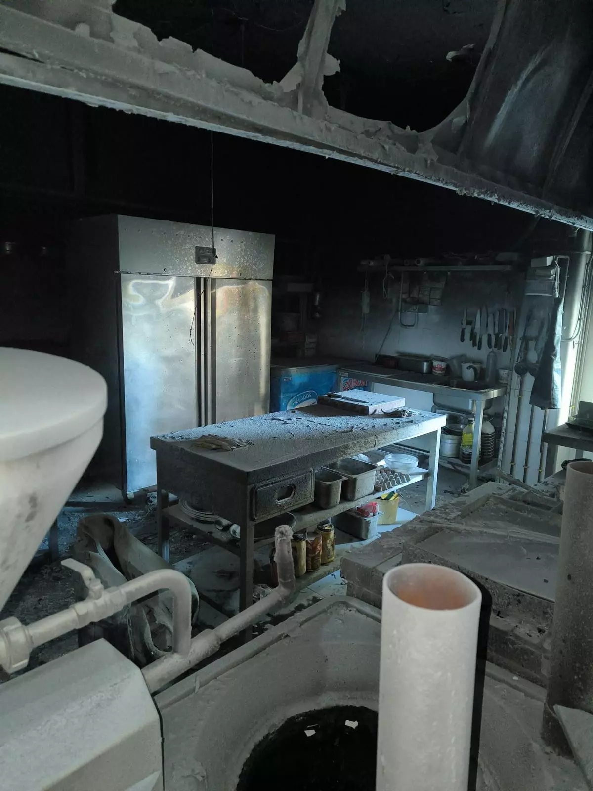 Un policía y un trabajador atendidos por la ambulancia tras un incendio en la cocina de un restaurante de Sant Antoni