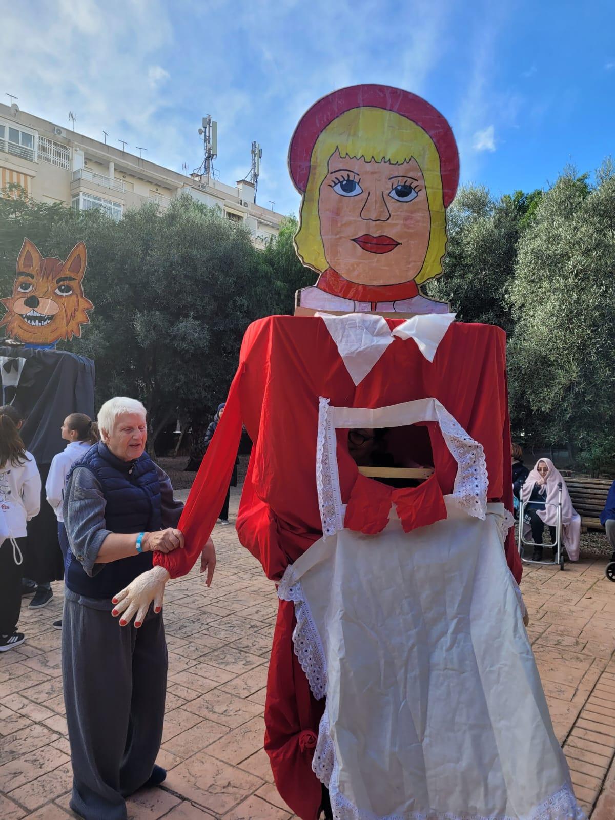 Alumnos del colegio Cuba y residentes en el centro de mayores Francisco Casanovas comparten actividades una vez a la semana en Torrevieja
