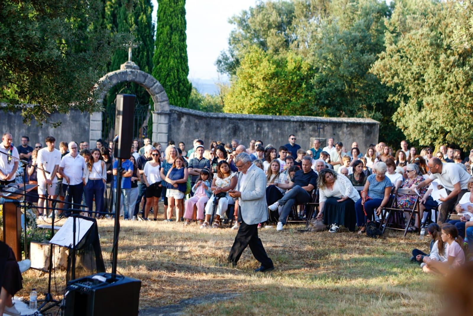 Centenars de persones acomiaden el puig-reigenc Esteve Carbonell, que va perdre la vida al pic Rulhe