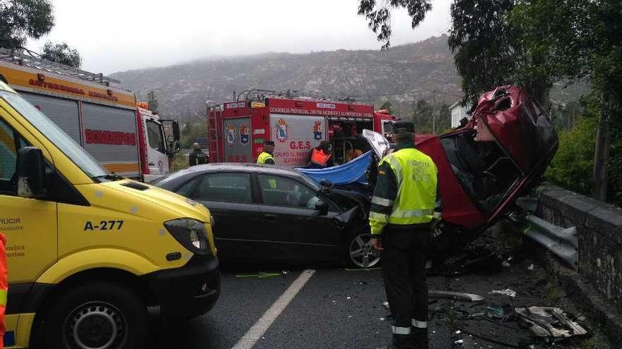 El grave accidente ocurrió en la localidad coruñesa de Carnota. // G. Civil