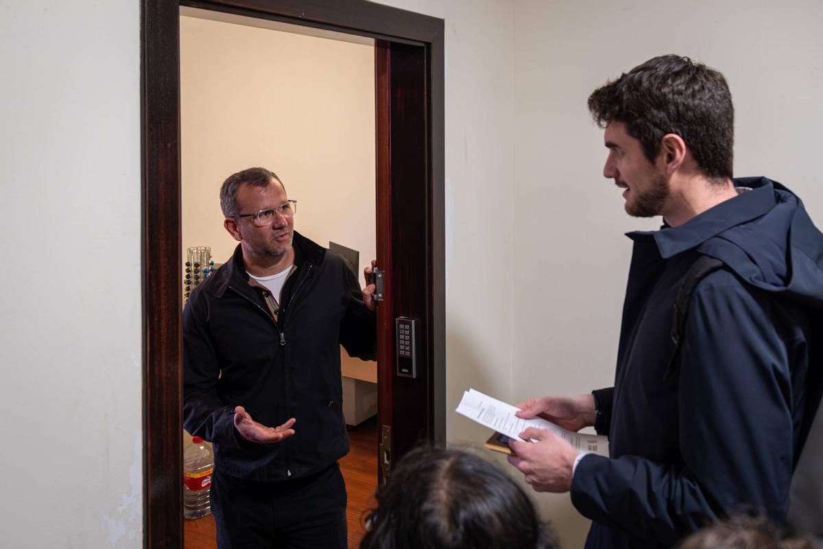 Txema Escorsa, uno de los afectados, presenta su queja ante un portavoz de NAD.