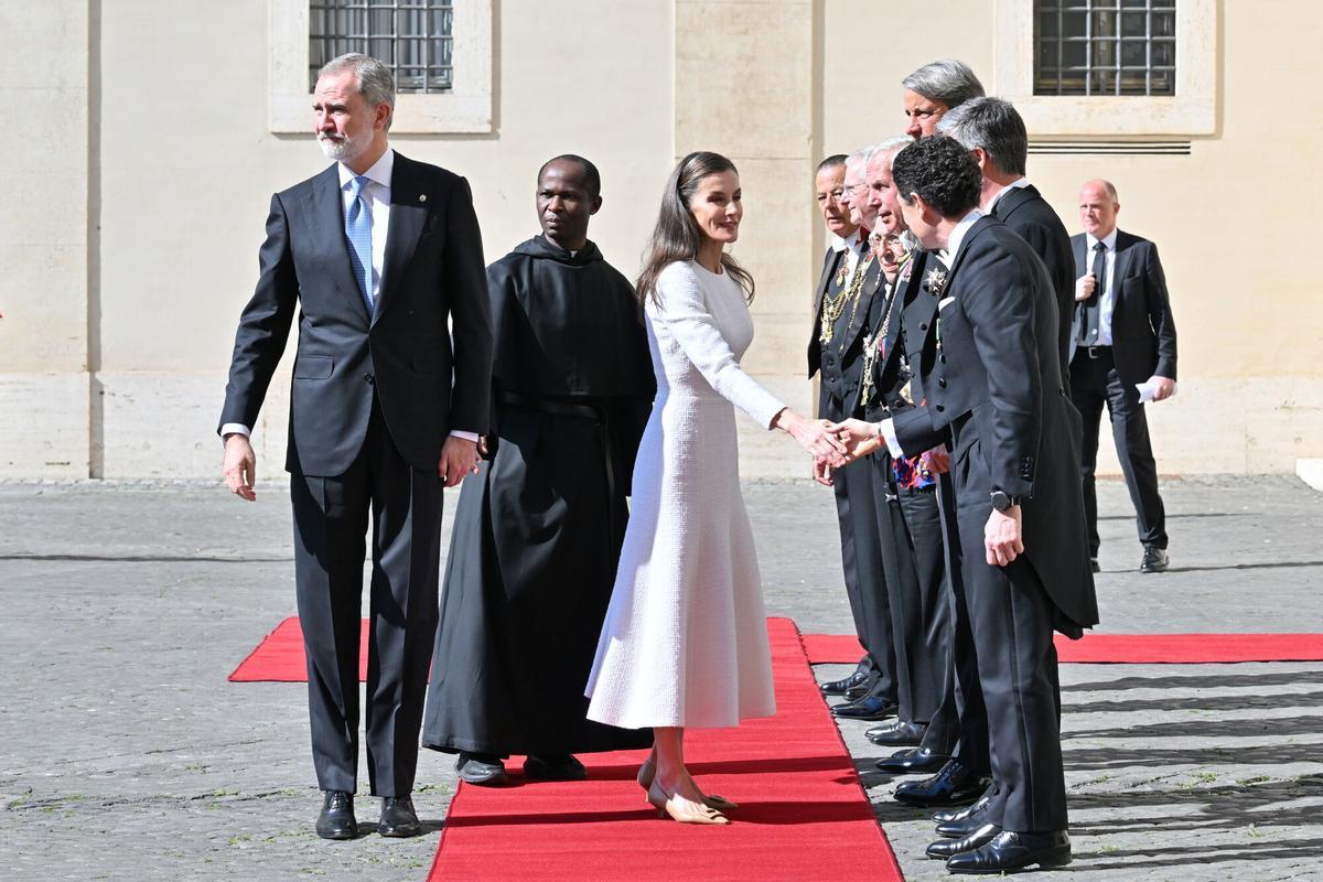 Felipe VI y la reina Letizia llegan al Vaticano para su audiencia con León XIV.