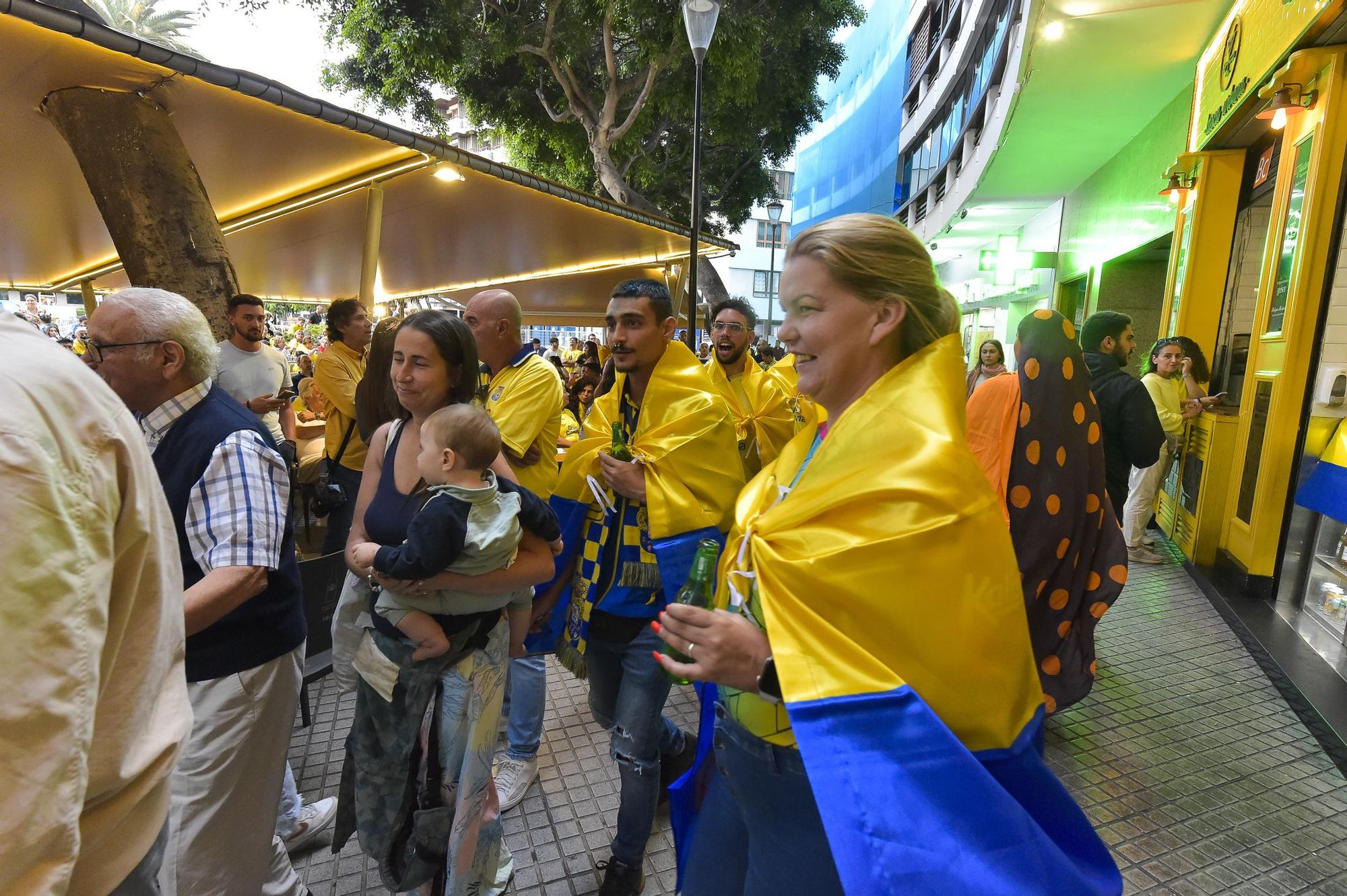 Ambiente en las terrazas de la Plaza de España durante el partido