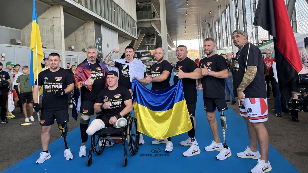 Ocho mutilados de guerra ucranianos baten el récord mundial de fuerza en Madrid.