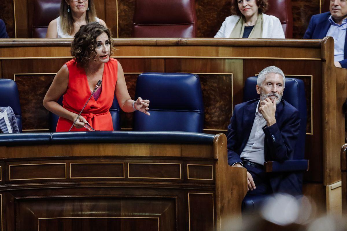 La ministra de Hacienda, María Jesús Montero, y el ministro del Interior, Fernando Grande-Marlaska, este miércoles en el Congreso.