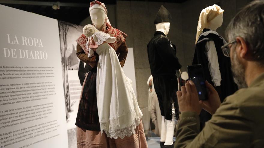 Los llaniscos de hace un siglo, recordados en 30 trajes de museo