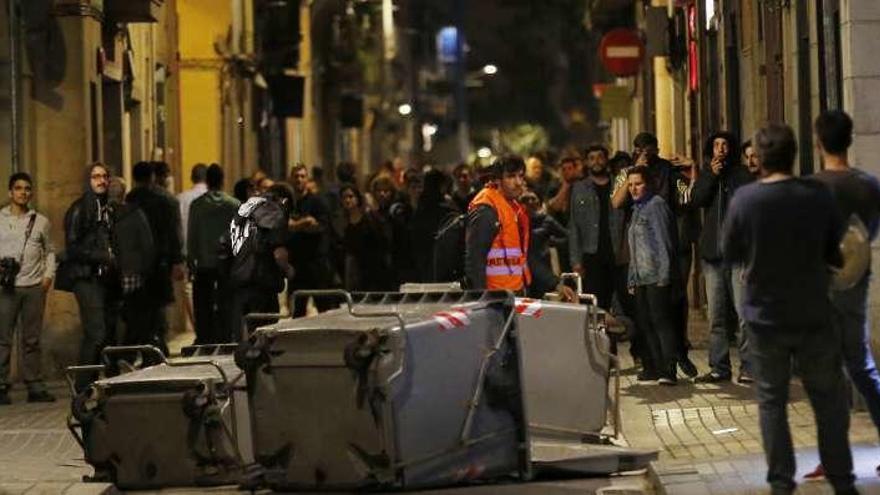 Contenedores bloqueando una calle del barrio de Gràcia. // Efe