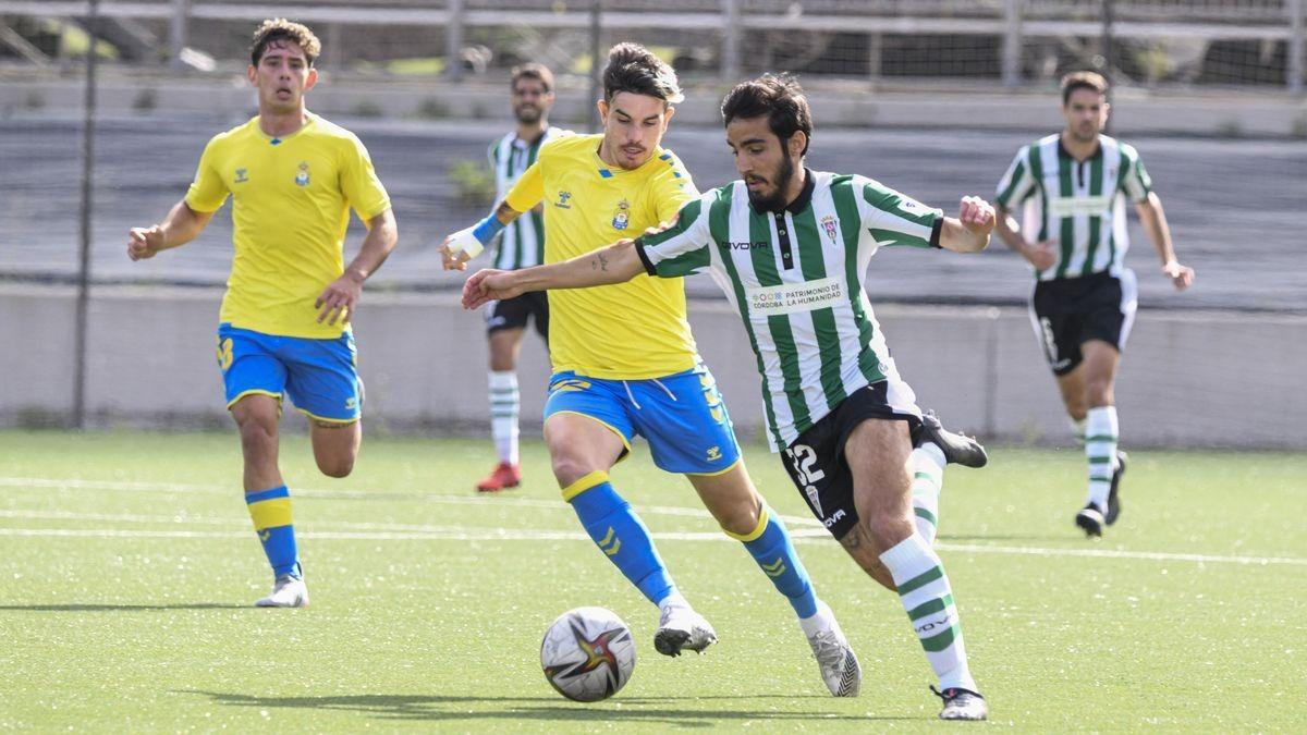 Abreu trata de zafarse de un rival del Las Palmas Atlético este domingo, en su debut con el Córdoba CF.
