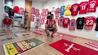 El asturiano que tiene un museo del Sporting, incluidas 72 camisetas: "La de Adidas de 1986 es mi joya de la corona, aunque me falta una..."