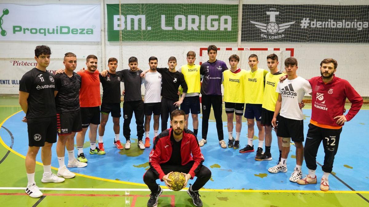 Lorenzo Fernández posa delante de sus jugadores en la pista del Municipal de Lalín. |  // BERNABÉ