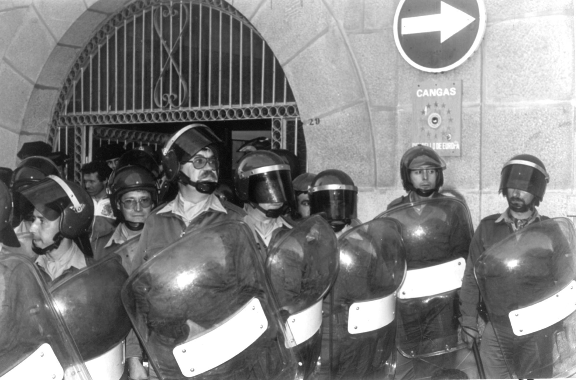 El conflicto de la contribución en Cangas: protestas y un alcalde asediado que no pudo volver a entrar en el Concello