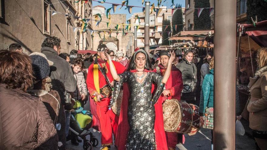 Un pasacalles del Mercado Medieval de Orihuela en 2015