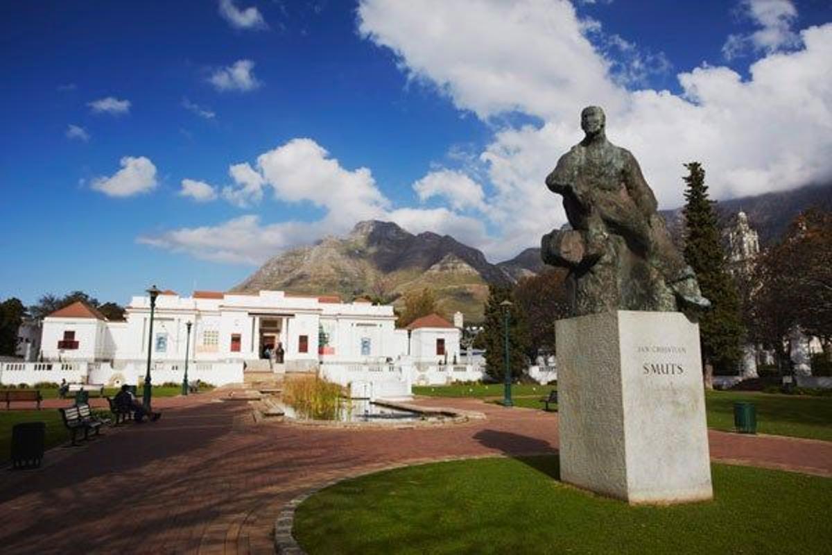 Estatua de Jan Smuts frente a la Galería Nacional de Ciudad del Cabo, en el City Bowl.