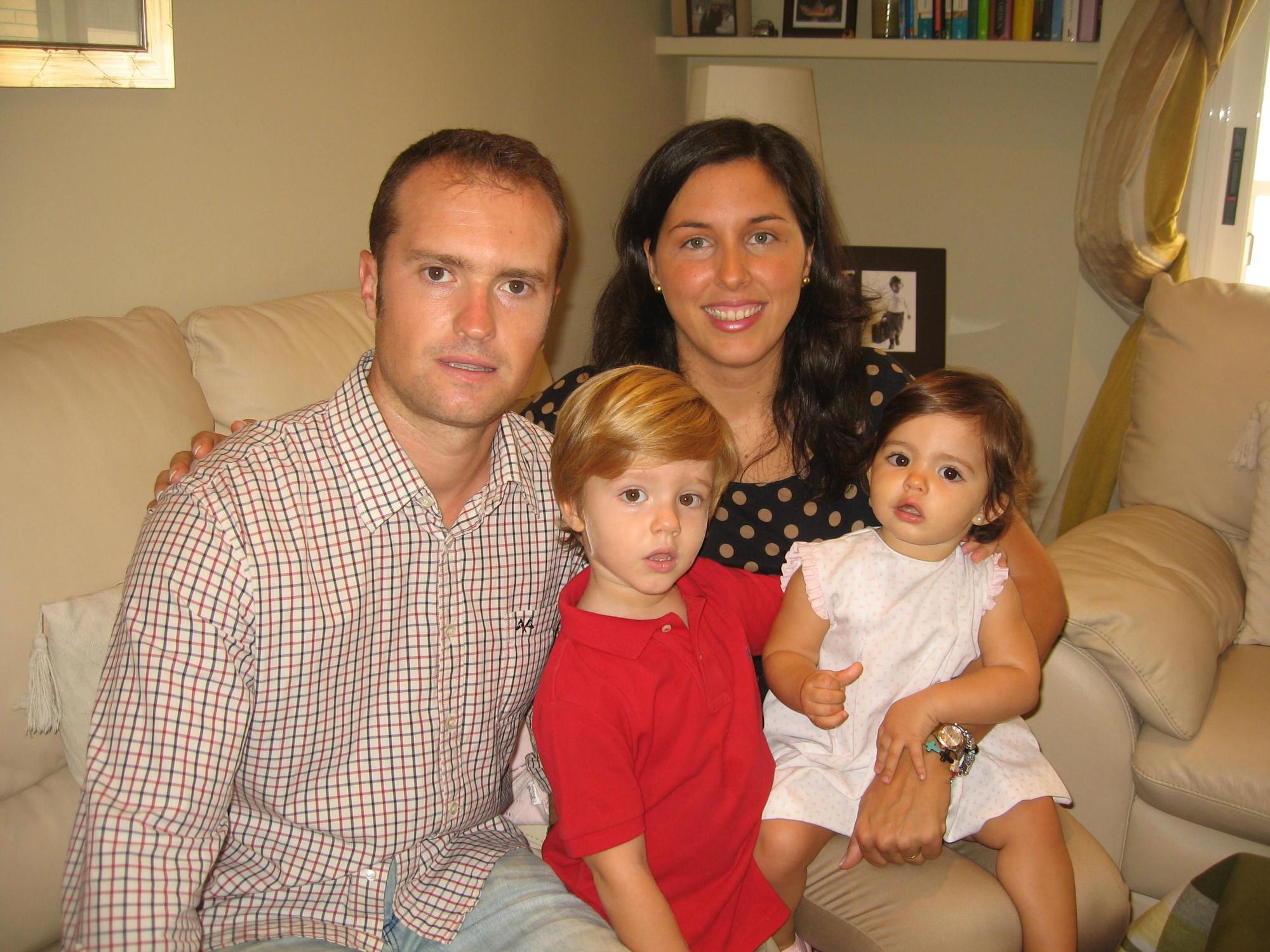 La familia ya está al completo con los papás Willy y Raquel y los niños, Miguel y Paula