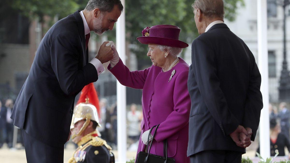 Felipe VI saluda a Isabel II en una foto de archivo.