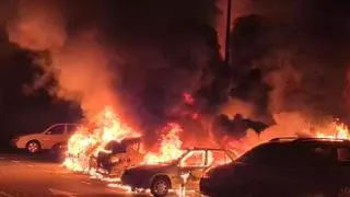 Espectacular incendio en Oviedo: arden diez coches de madrugada y se investiga si el fuego fue provocado
