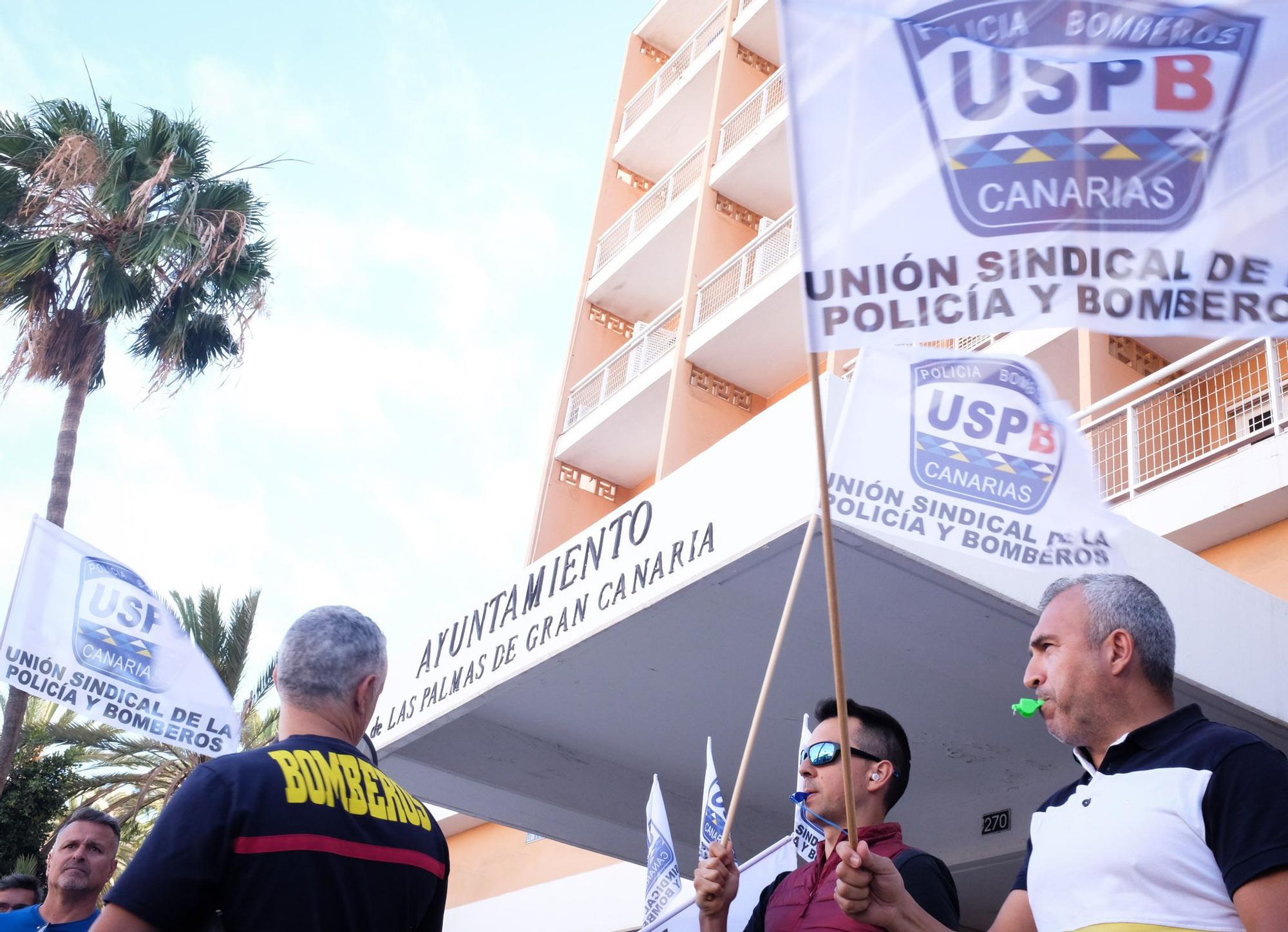 Concentración de la Policía Local frente al Ayuntamiento