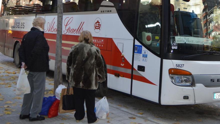 Usuaris del bus  a la pArada del passeig de la Pau de Berga