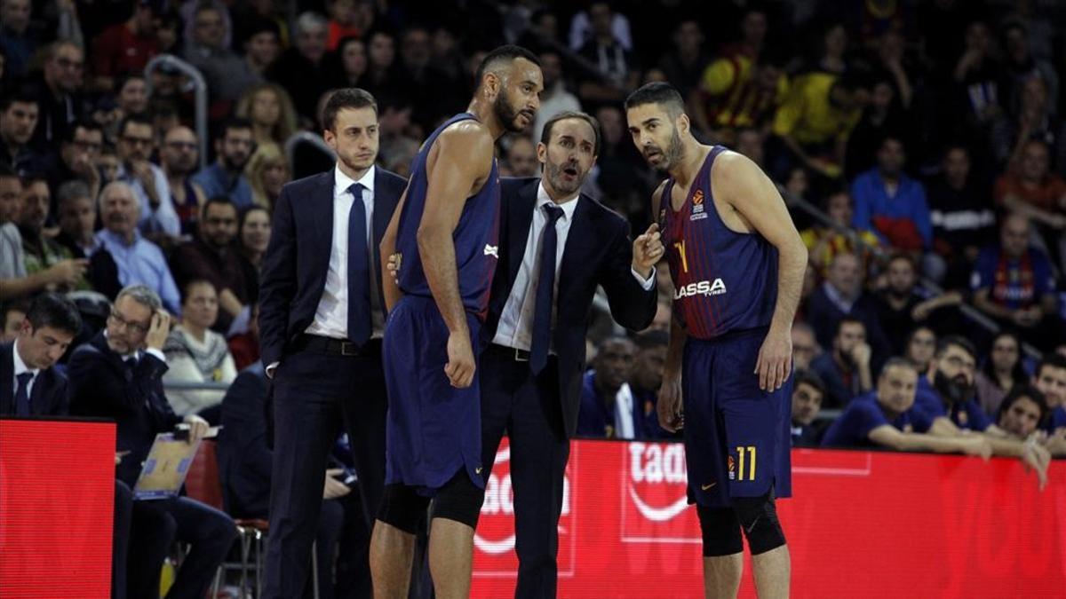 Sito Alonso, dando instrucciones a Navarro y a Hanga