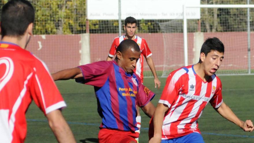 Hassen Nbili jugant amb el Mollet contra el Manresa al Congost