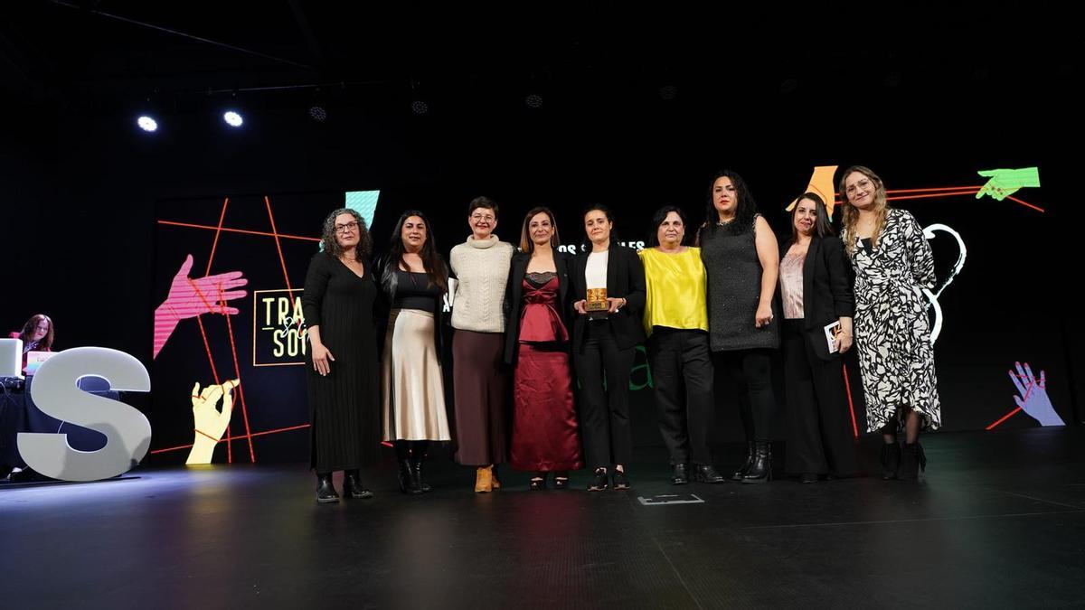 Las trabajadoras sociales de Sedaví recogen el premio en Madrid.