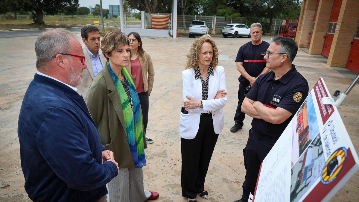 Visita de la alcaldesa Amparo Folgado y el diputado Avelino Mascarell al Parque de Bomberos de Torrent.
