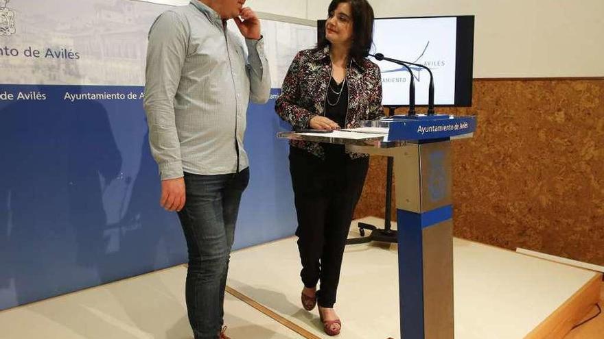 Carlos Galán y Yolanda Alonso, en un acto en el Ayuntamiento de Avilés.