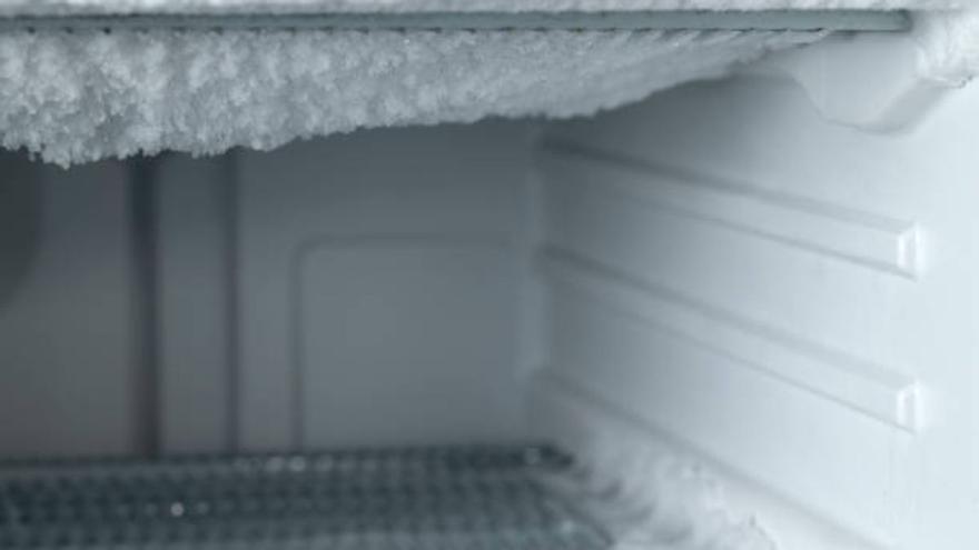 El sencillo truco del papel de aluminio para eliminar el hielo del congelador