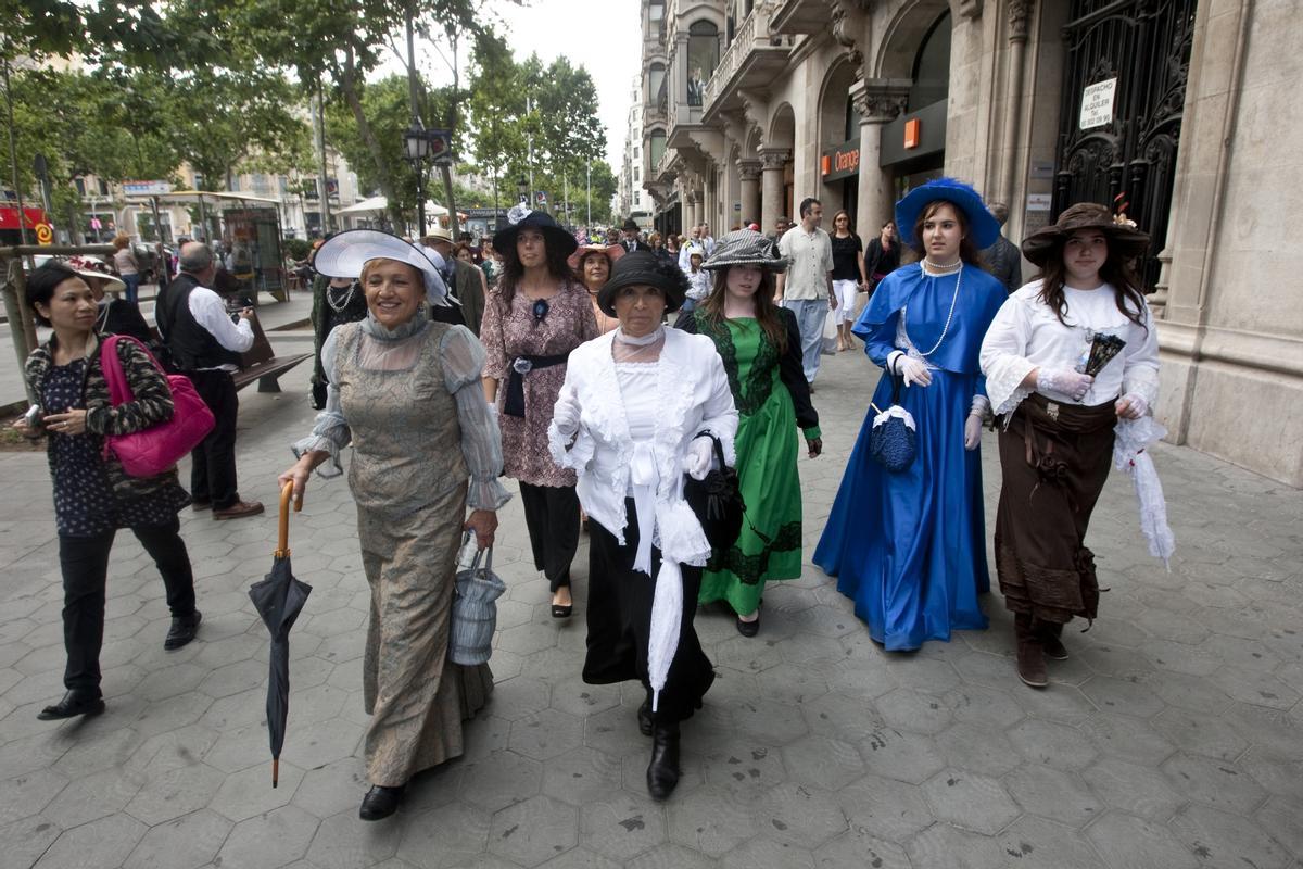 Un grupo de mujeres pasea por el paseo de Gràcia con motivo de la celebración de una edición de la Fira Modernista.