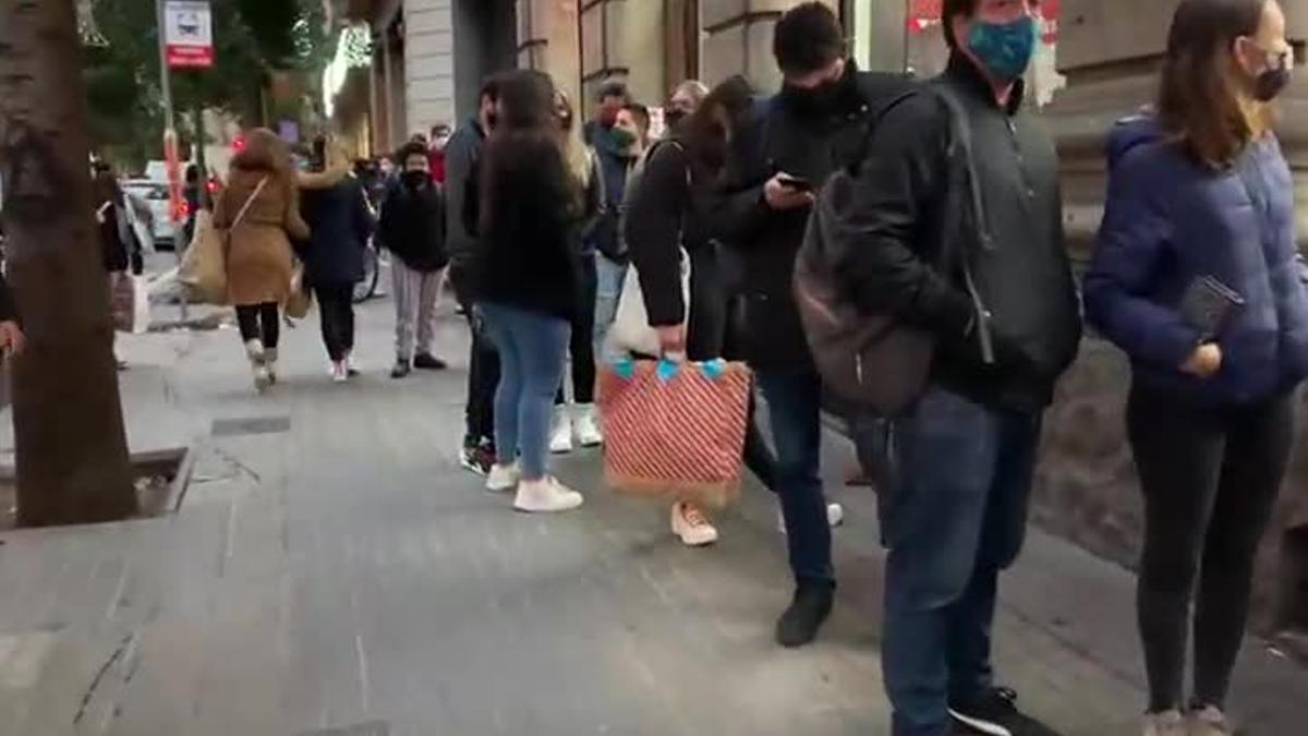 Colas ante el MediaMarkt de la calle de Fontanella, en Barcelona