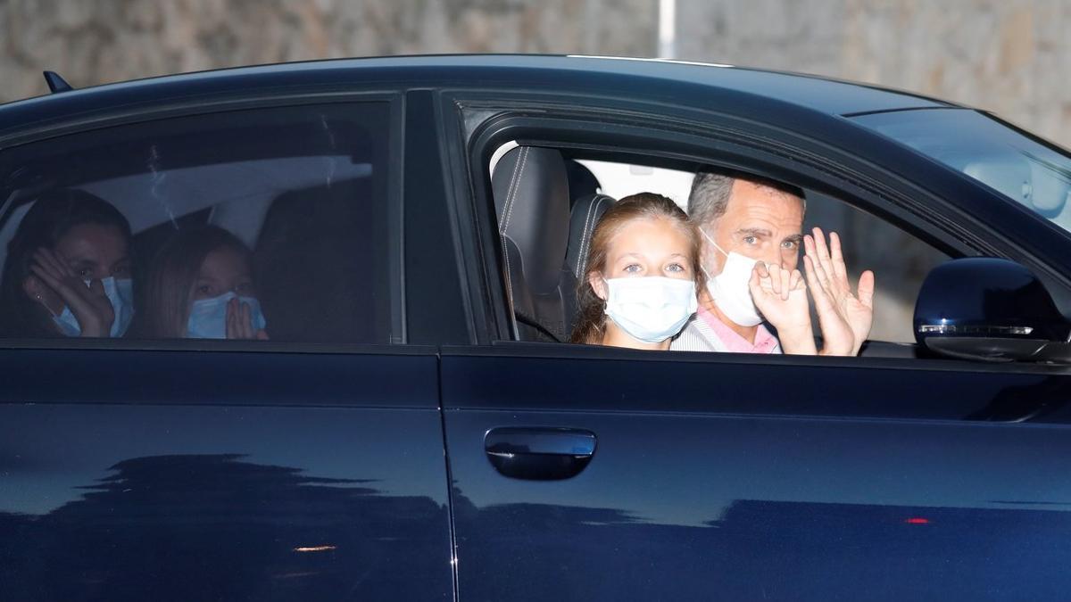 Felipe y Leonor saludan a su llegada a Palma. En el asiento trasero, Letizia y Sofía.